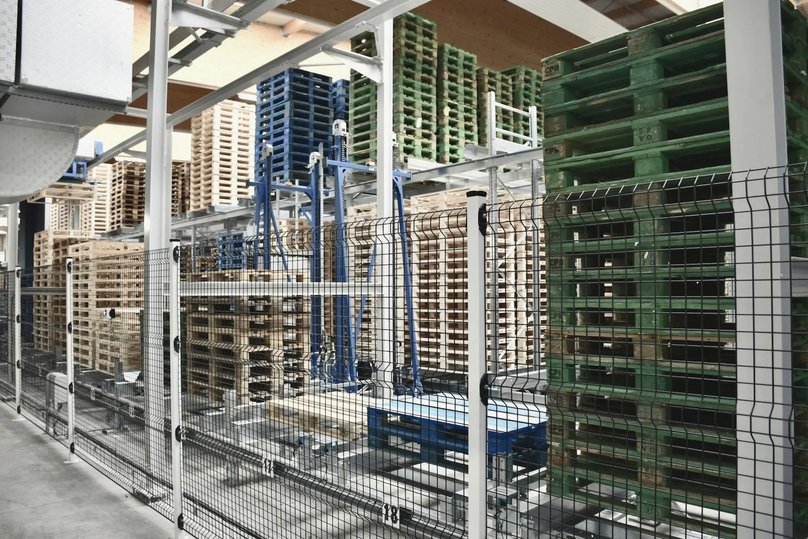 Automated pallet store with a transfer car between racking